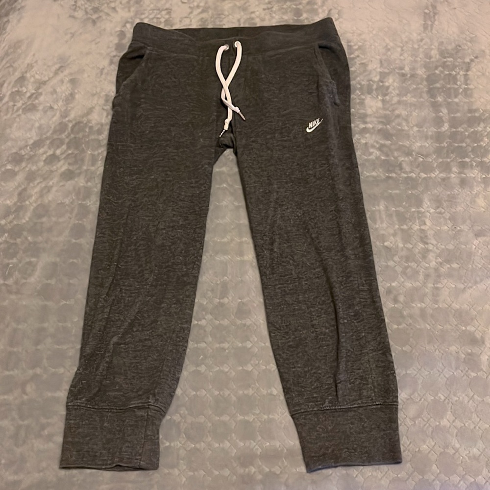 Nike Capri Relaxed Fit Joggers EUC